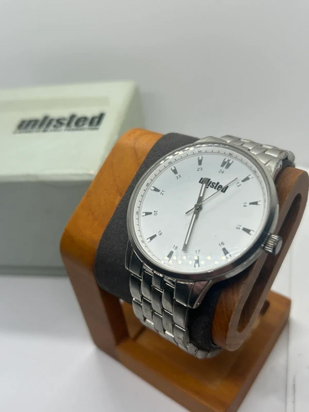Gents watch unlisted by Kenneth Cole white dial silver watch with box