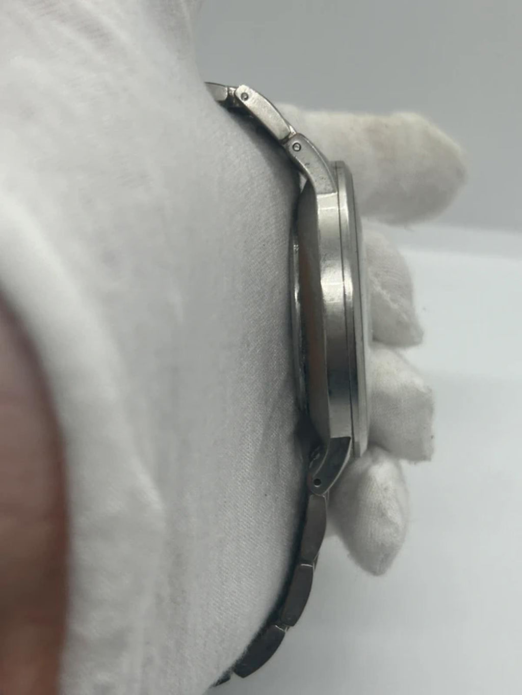 Gents watch unlisted by Kenneth Cole white dial silver watch with box