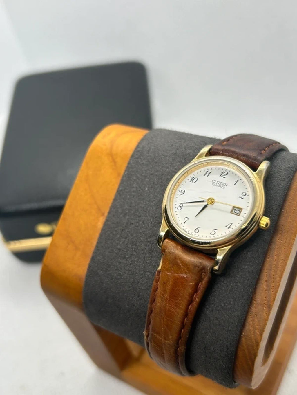 Ladies Citizen vintage watch white dial gold case box and papers