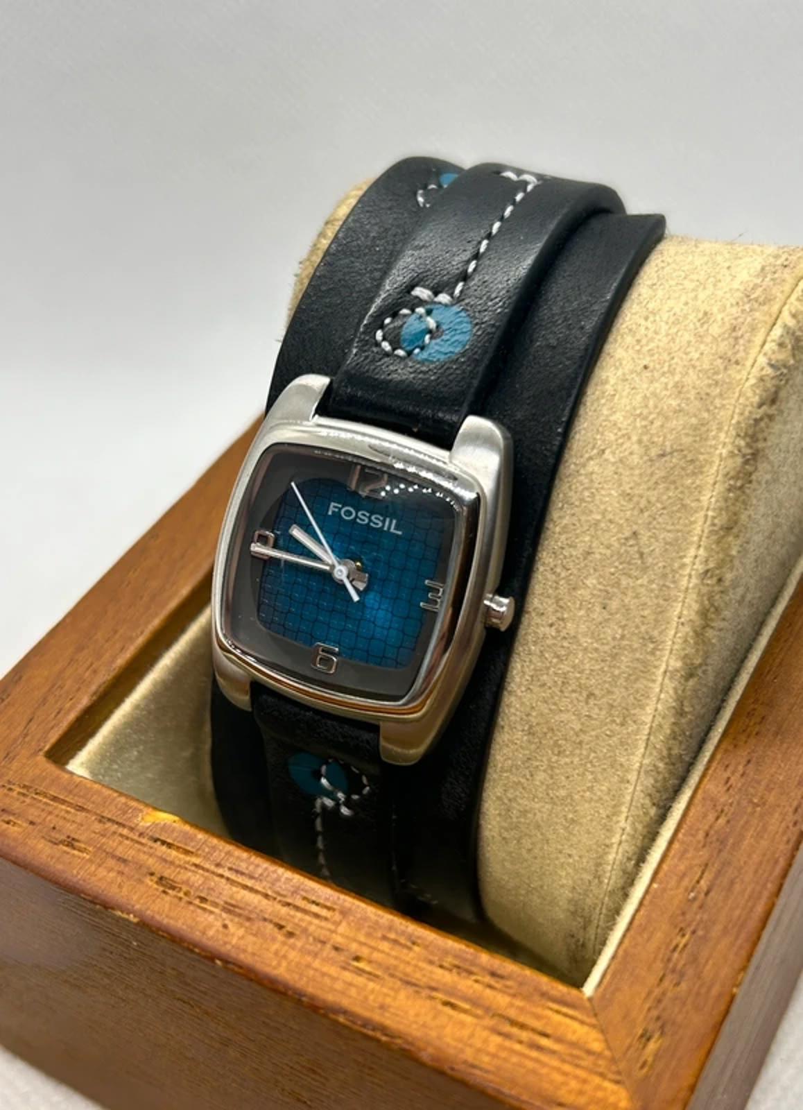fossil ladies quartz watch on black leather band blue dial silver case