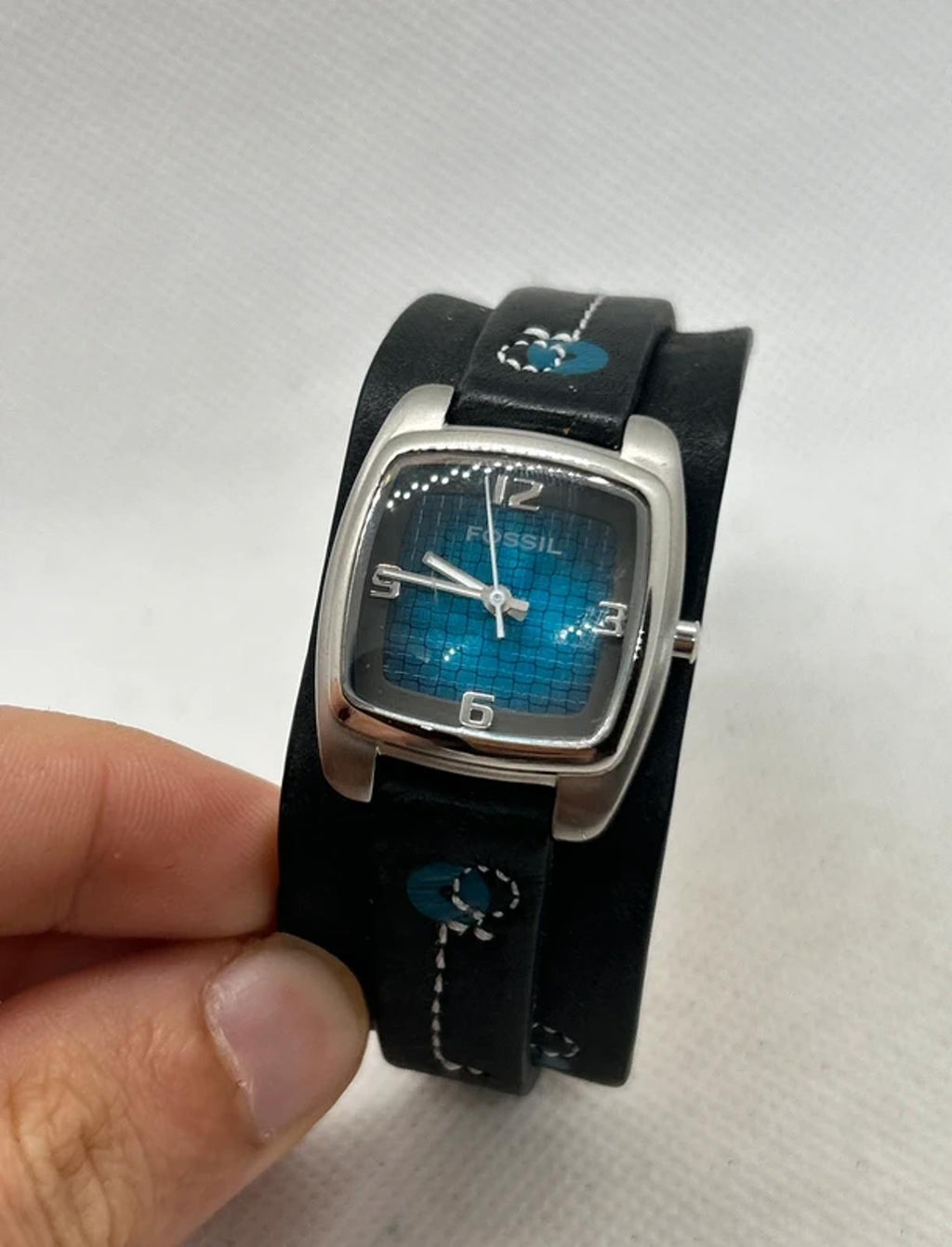 fossil ladies quartz watch on black leather band blue dial silver case