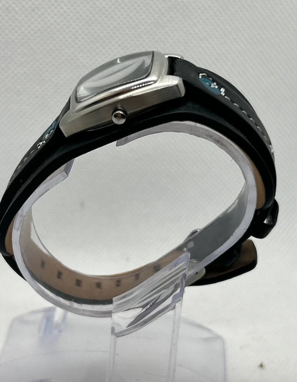 fossil ladies quartz watch on black leather band blue dial silver case