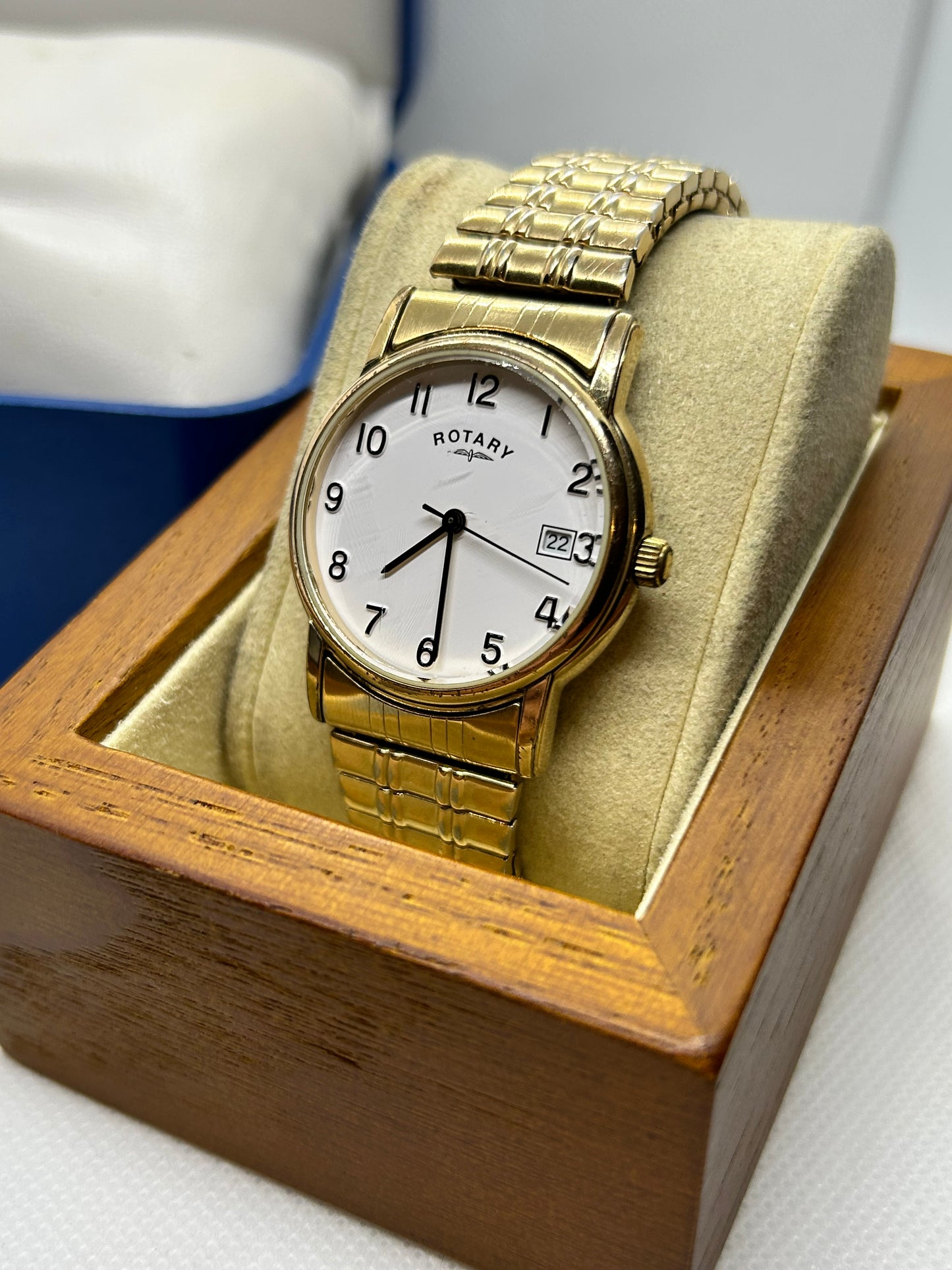 Rotary quartz dress watch with stretch bracelet and date function, presentation box