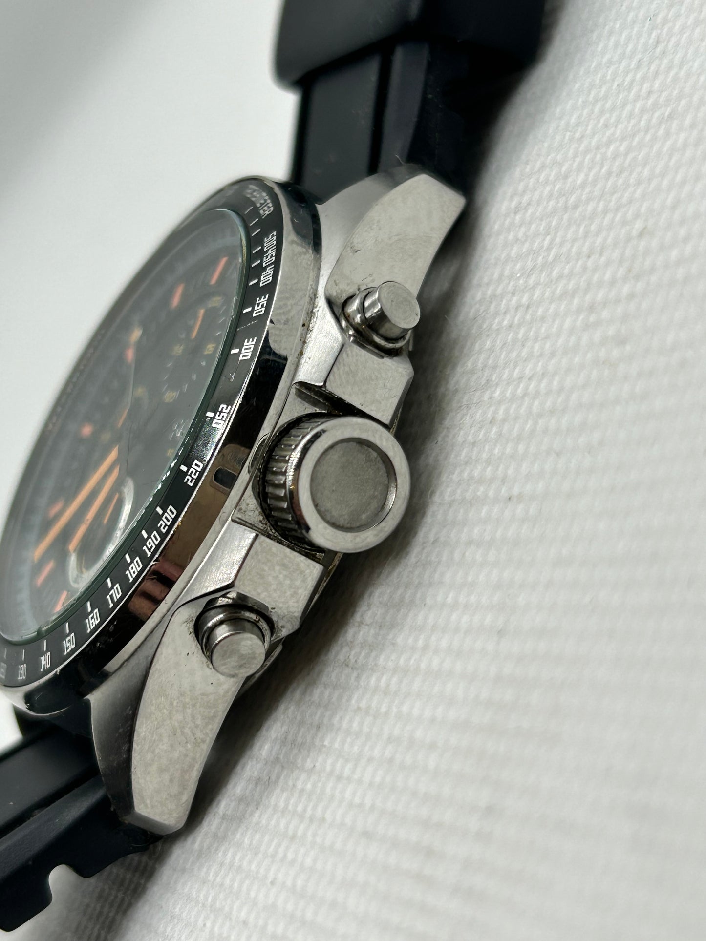 Fossil quartz chronograph with date function and rubber strap