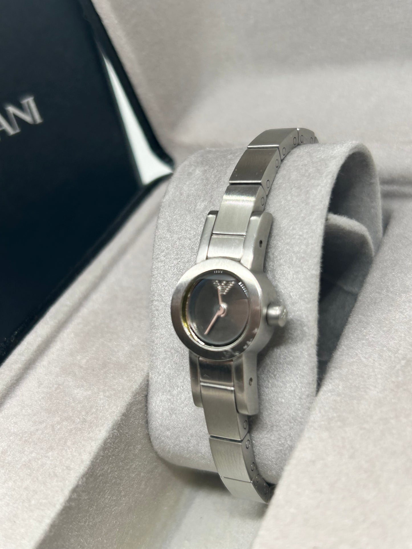 Emporio Armani Ladies quartz watch silver with travel case and bkx