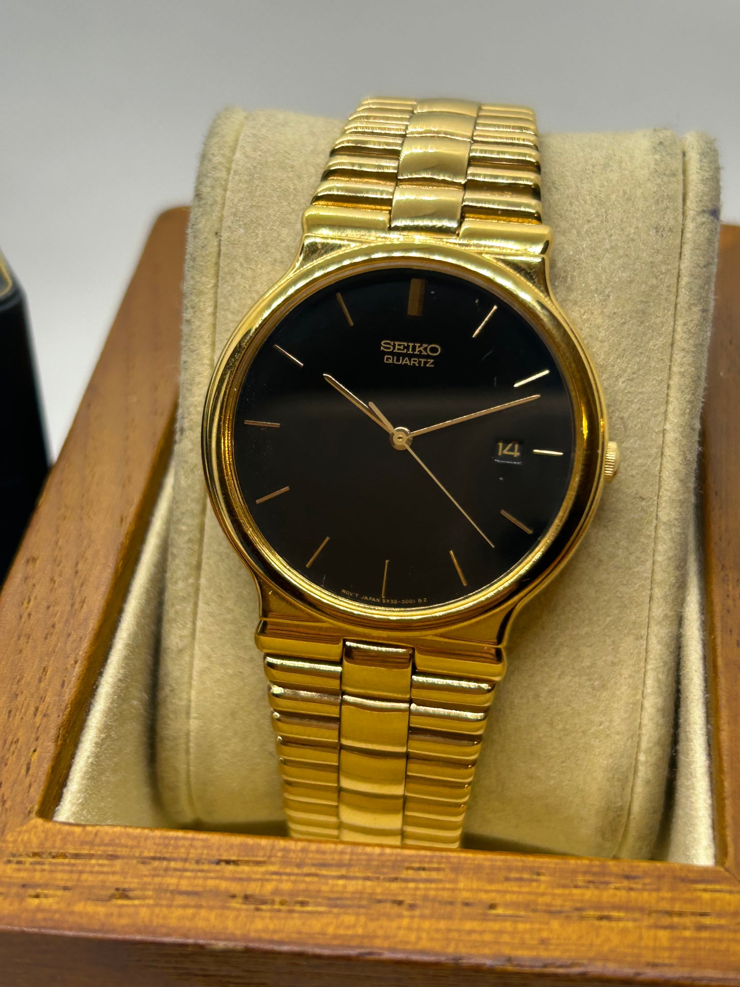 Seiko dress watch quartz gold watch with black dial and date function, with box