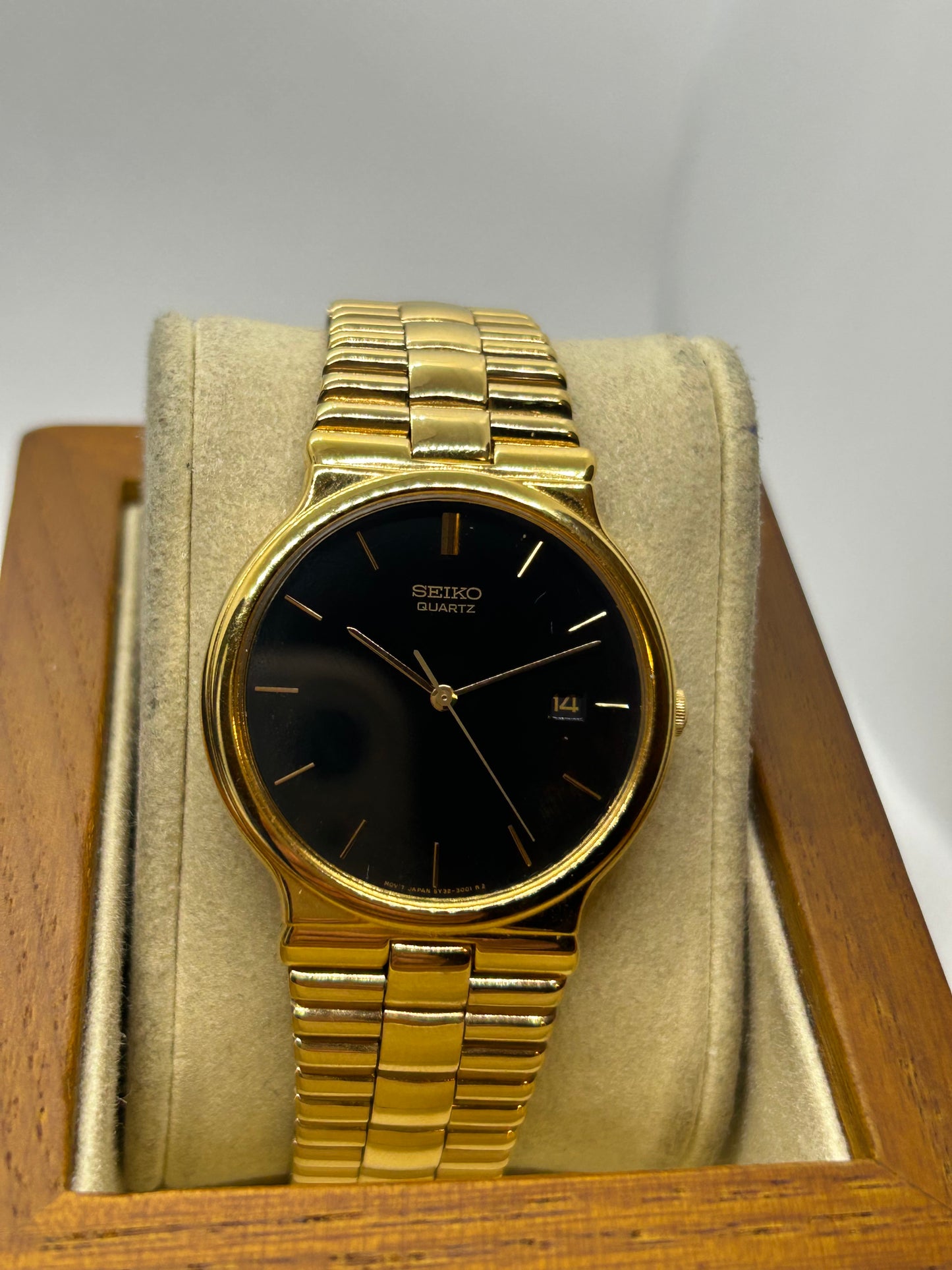 Seiko dress watch quartz gold watch with black dial and date function, with box