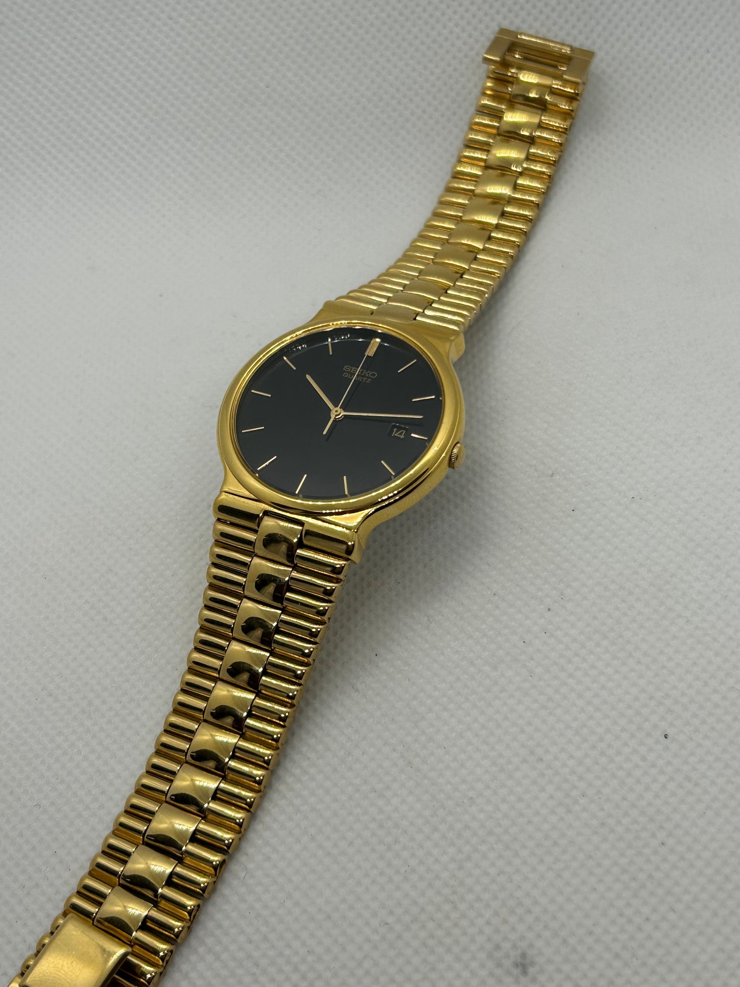 Seiko dress watch quartz gold watch with black dial and date function, with box