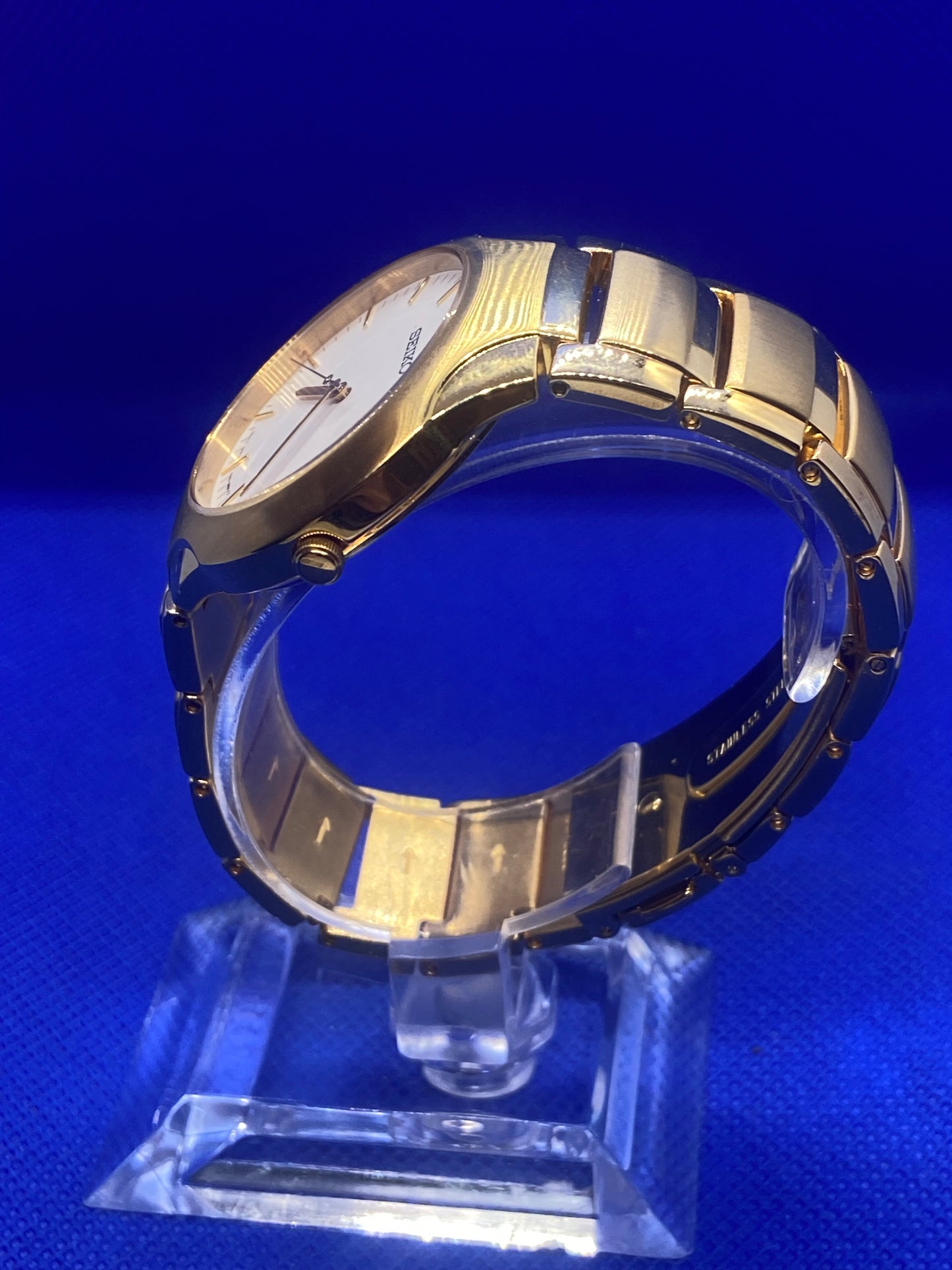 Seiko sports gold bracelet and dial with date function