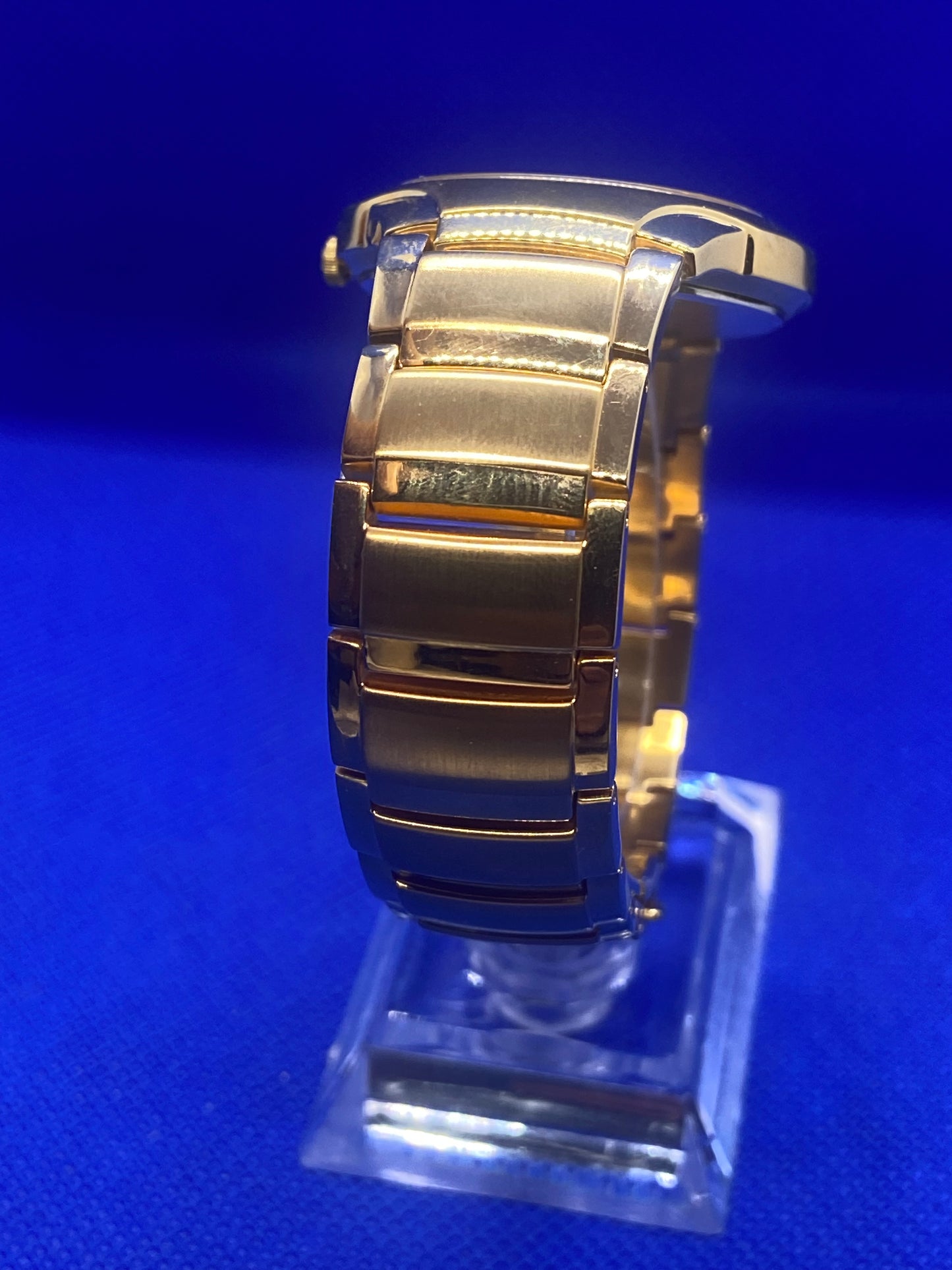 Seiko sports gold bracelet and dial with date function