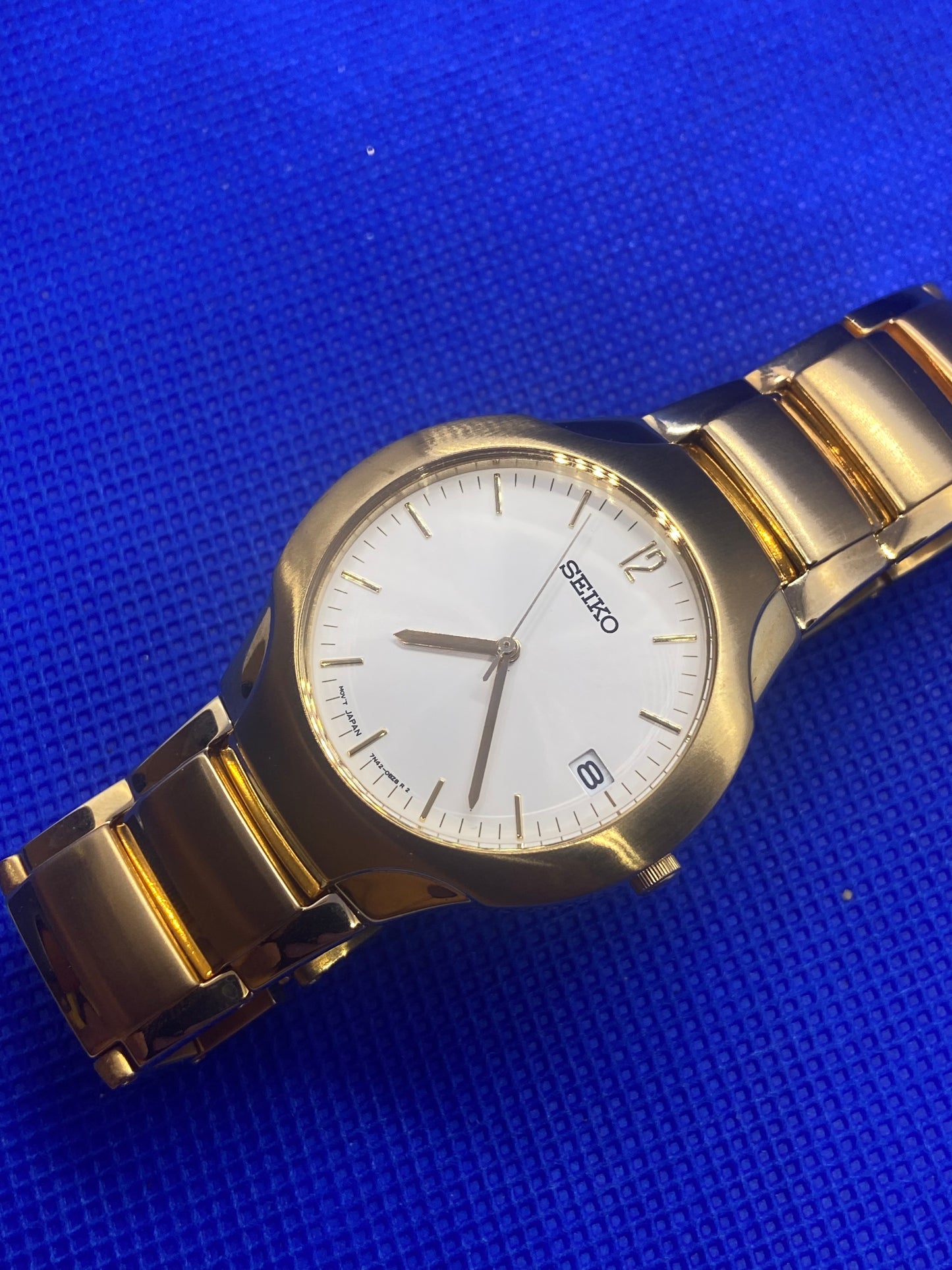 Seiko sports gold bracelet and dial with date function