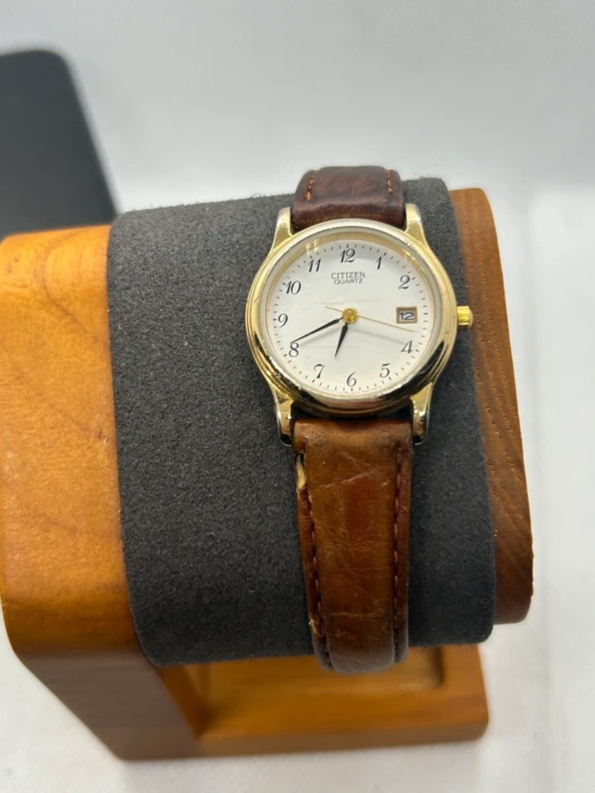 Ladies Citizen vintage watch white dial gold case box and papers